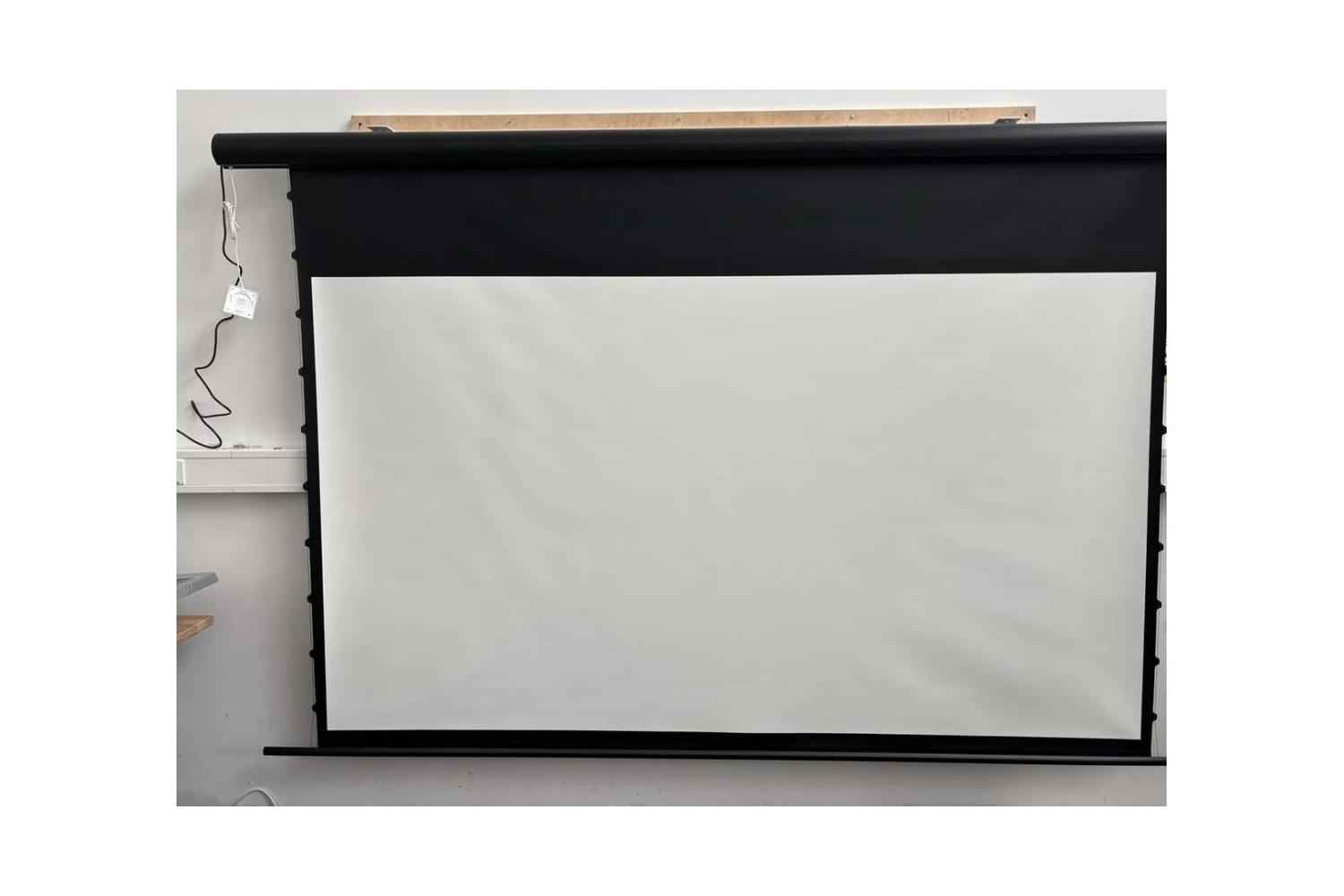 B-Ware Elite Screens Saker Tab Tension MaxWhite Motorleinwand 110 Zoll bei unserer Prüfung