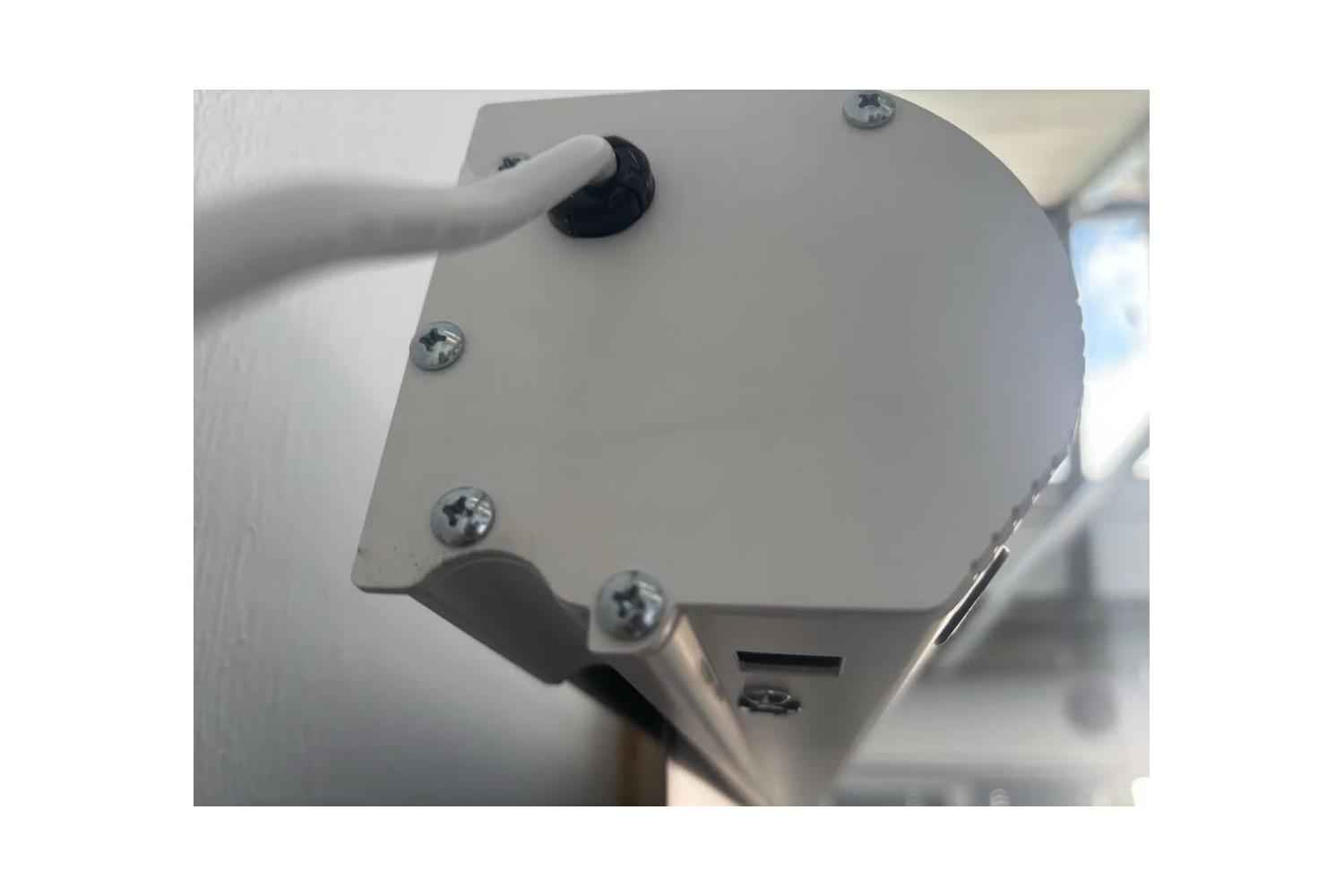 B-Ware Elite Screens Electric Screen: Leichte Verunreinigung an der linken Seitenkappe des Gehäuses