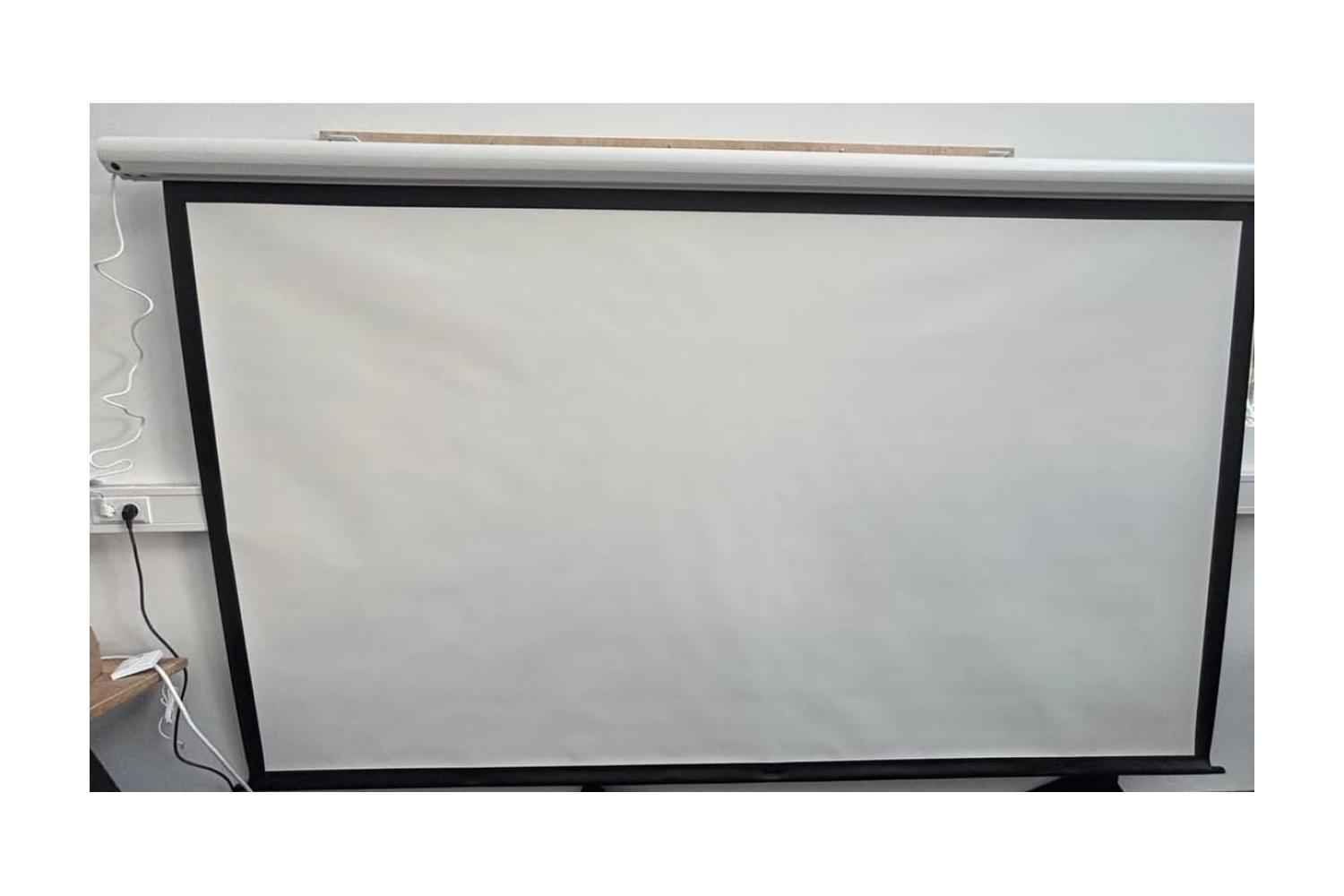 B-Ware Elite Screens Electric Screen Motorleinwand 135 Zoll bei unserer Prüfung