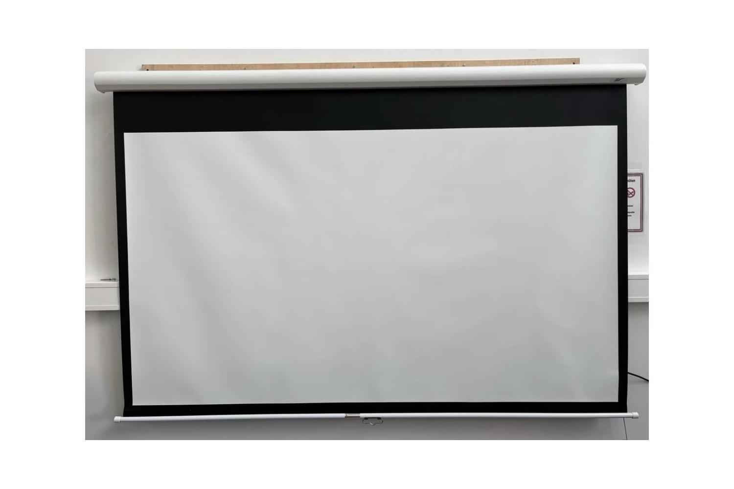 B-Ware Elite Screens Manual HT Screen Rolloleinwand 100 Zoll bei unserer Prüfung