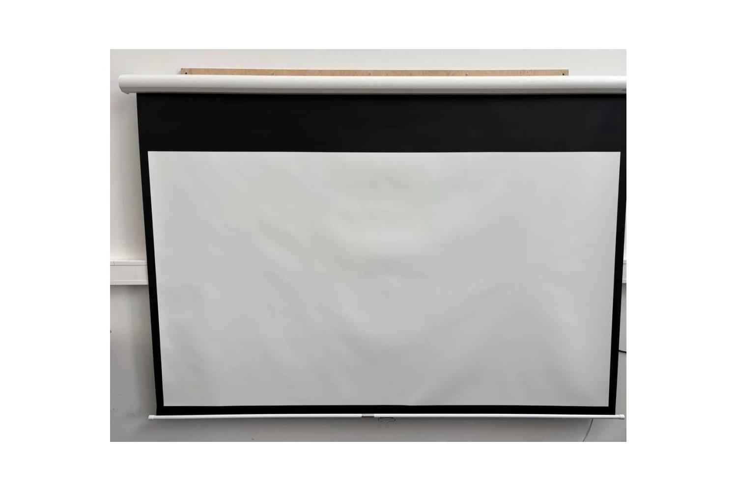 B-Ware Elite Screens Manual HT Screen Rolloleinwand 110 Zoll bei unserer Prüfung