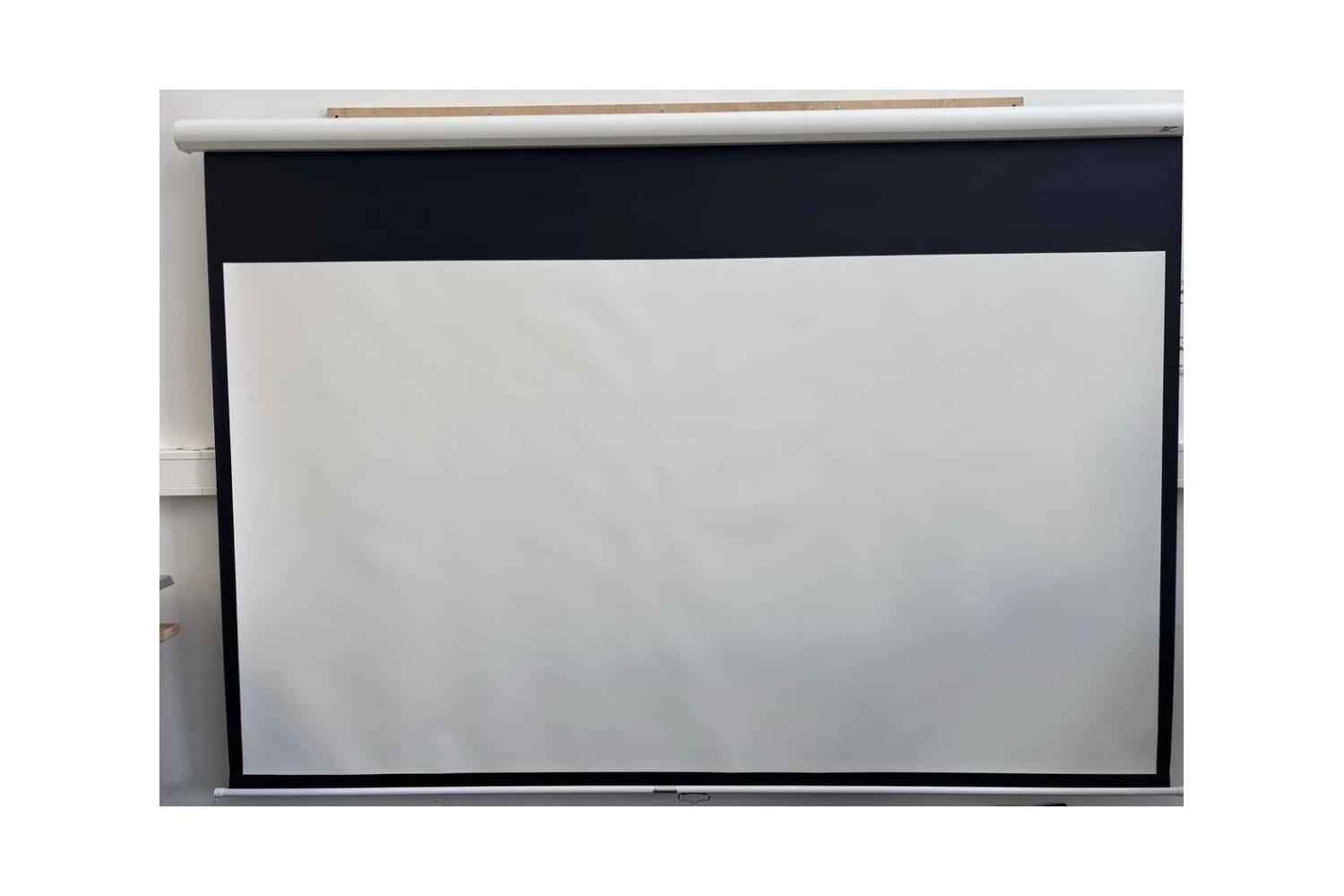 B-Ware Elite Screens Manual HT Screen Rolloleinwand 120 Zoll bei unserer Prüfung