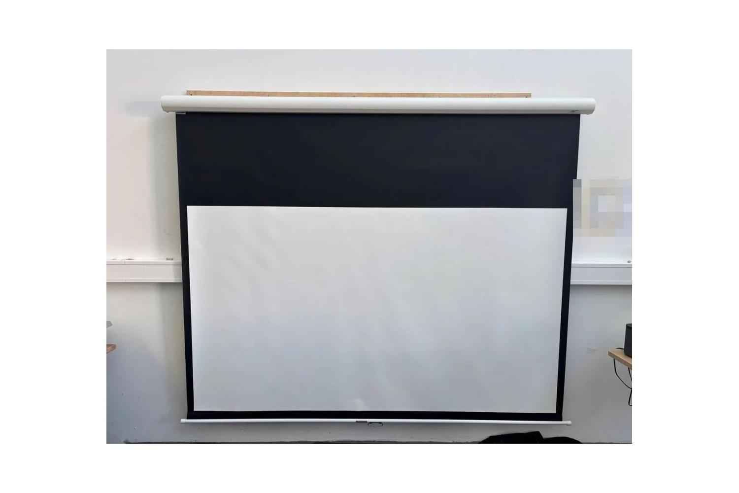 B-Ware Elite Screens Premium Motion Rolloleinwand 100 Zoll bei unserer Prüfung