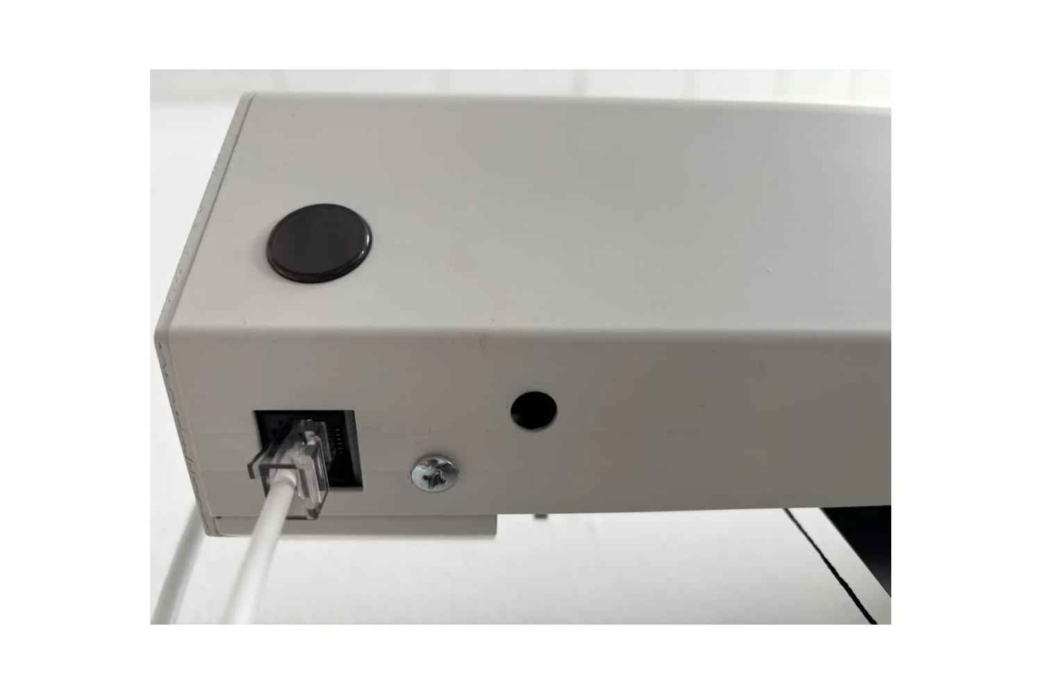 B-Ware Elite Screens Tension Electric Screen: Kleiner Kratzer am Gehäuse nahe der linken Seitenkappe