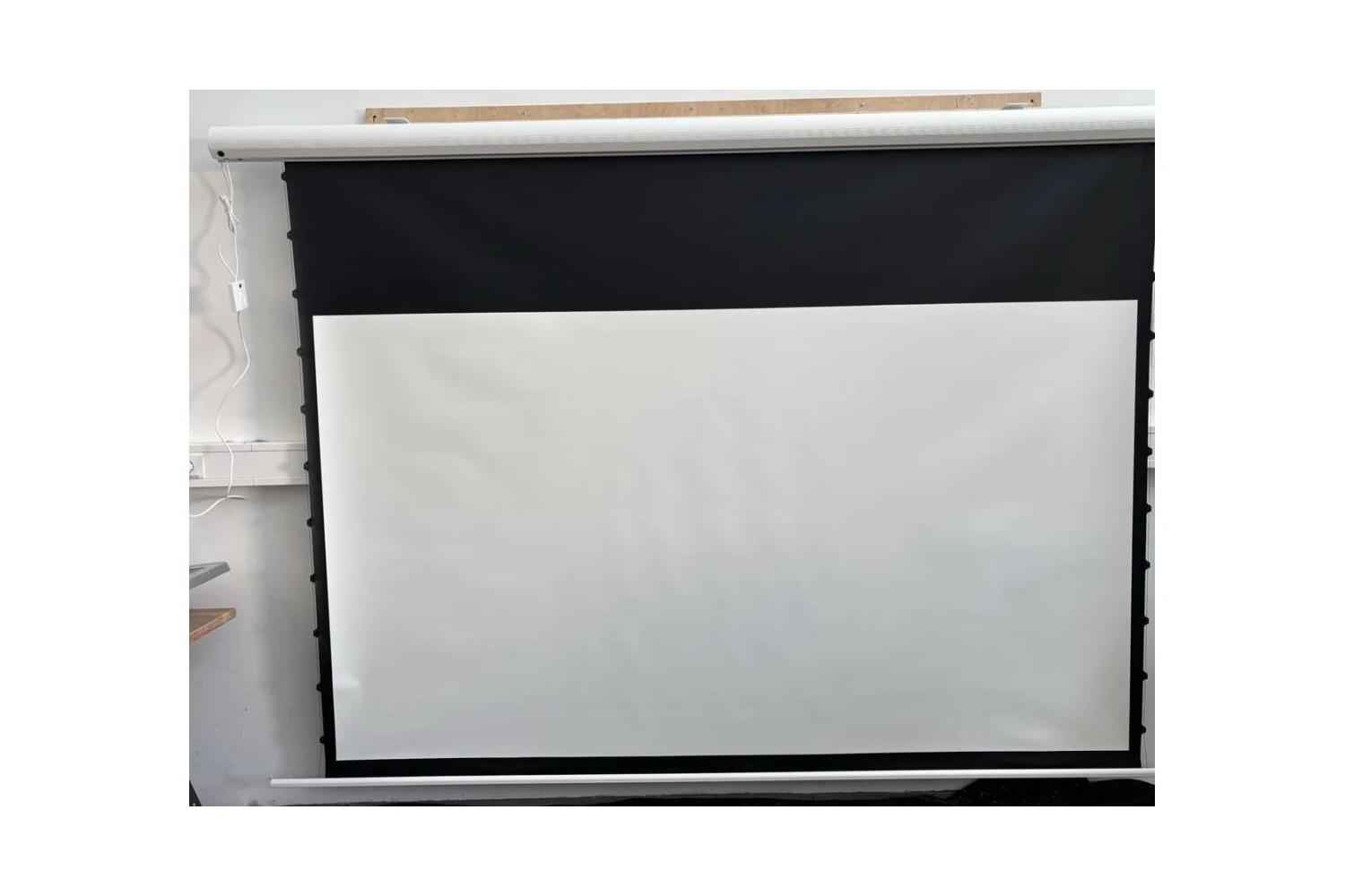 B-Ware Elite Screens Tension Electric Screen Motorleinwand 110 Zoll bei unserer Prüfung