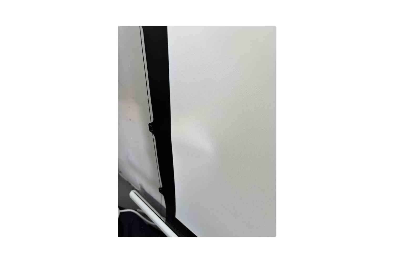B-Ware Elite Screens Tension Electric Screen: Kleine Delle im Tuch nahe dem linken Rand