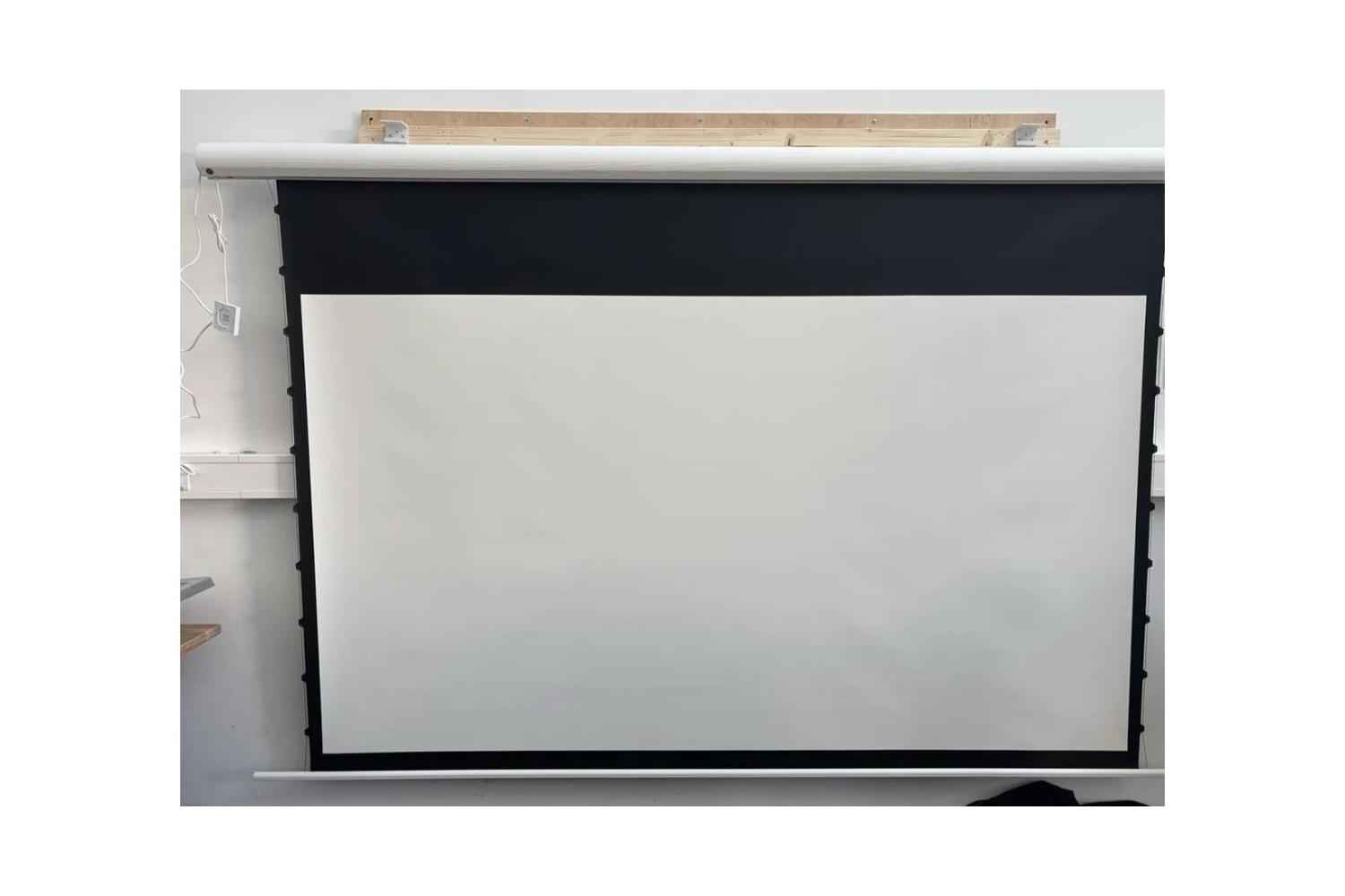 B-Ware Elite Screens Tension Electric Screen Motorleinwand 110 Zoll bei unserer Prüfung