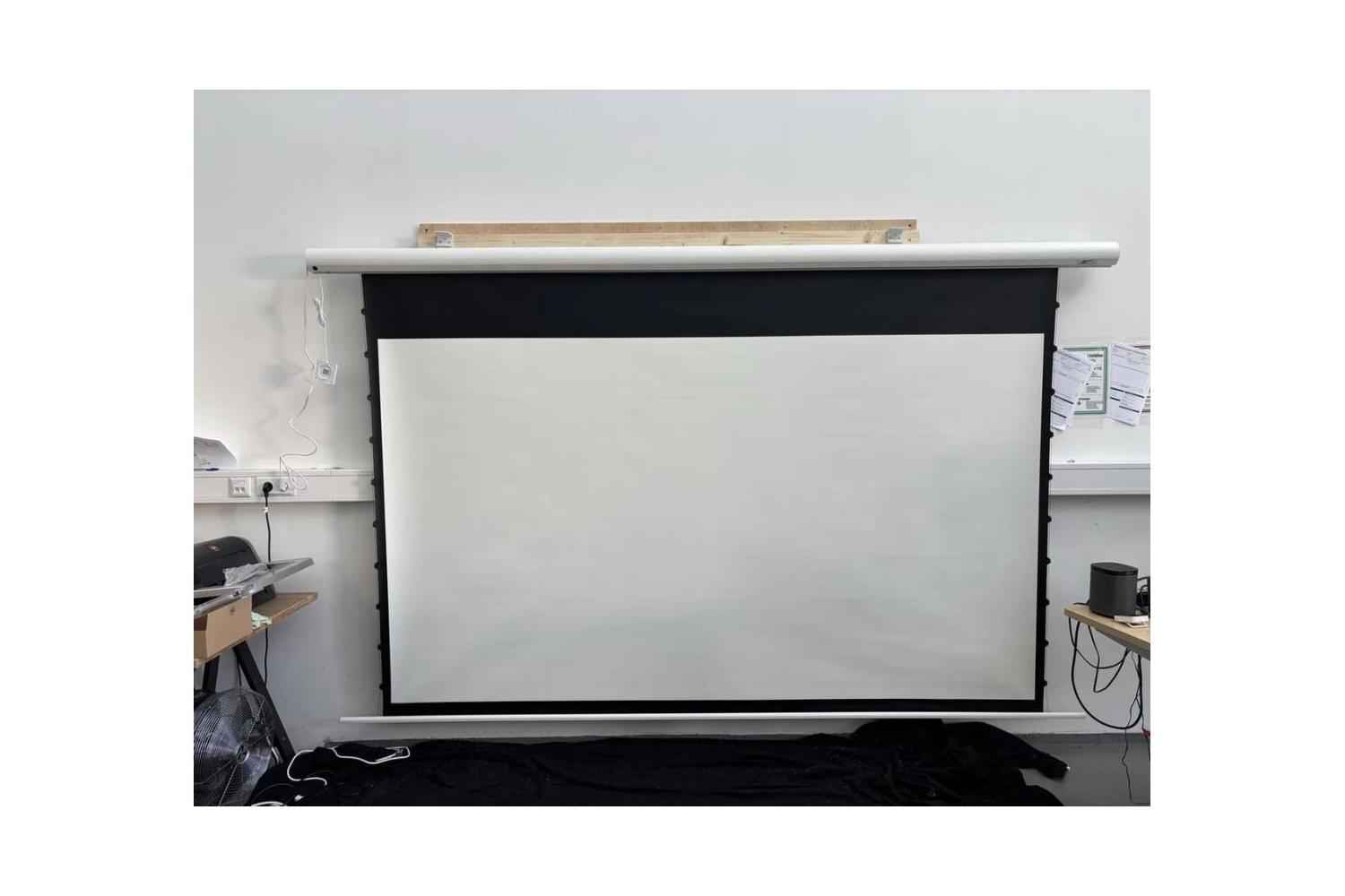 B-Ware Elite Screens Tension Electric Screen Motorleinwand 120 Zoll bei unserer Prüfung