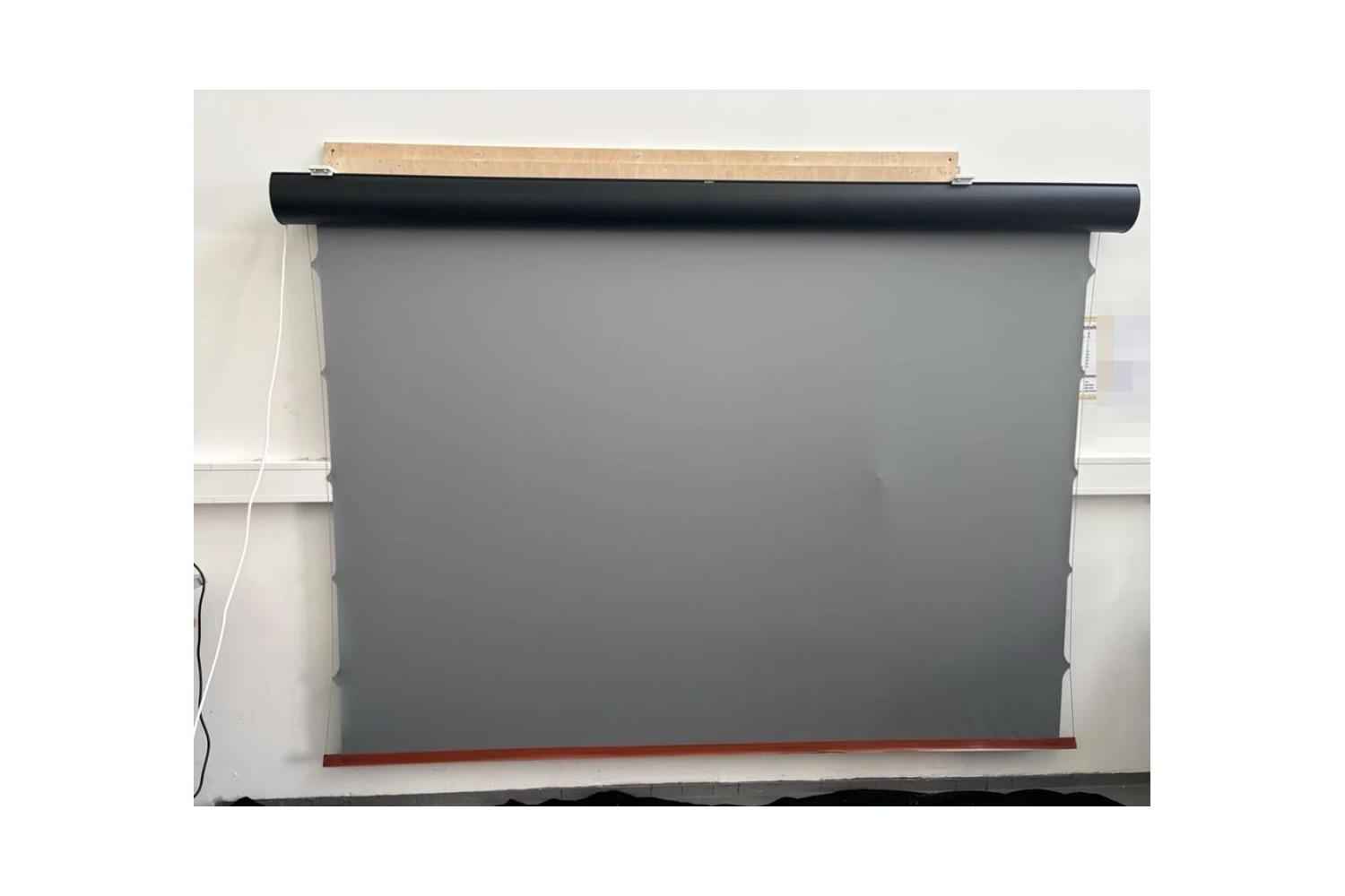 B-Ware LS Screens ApolloMotion Dark Motorleinwand 110 Zoll bei unserer Prüfung