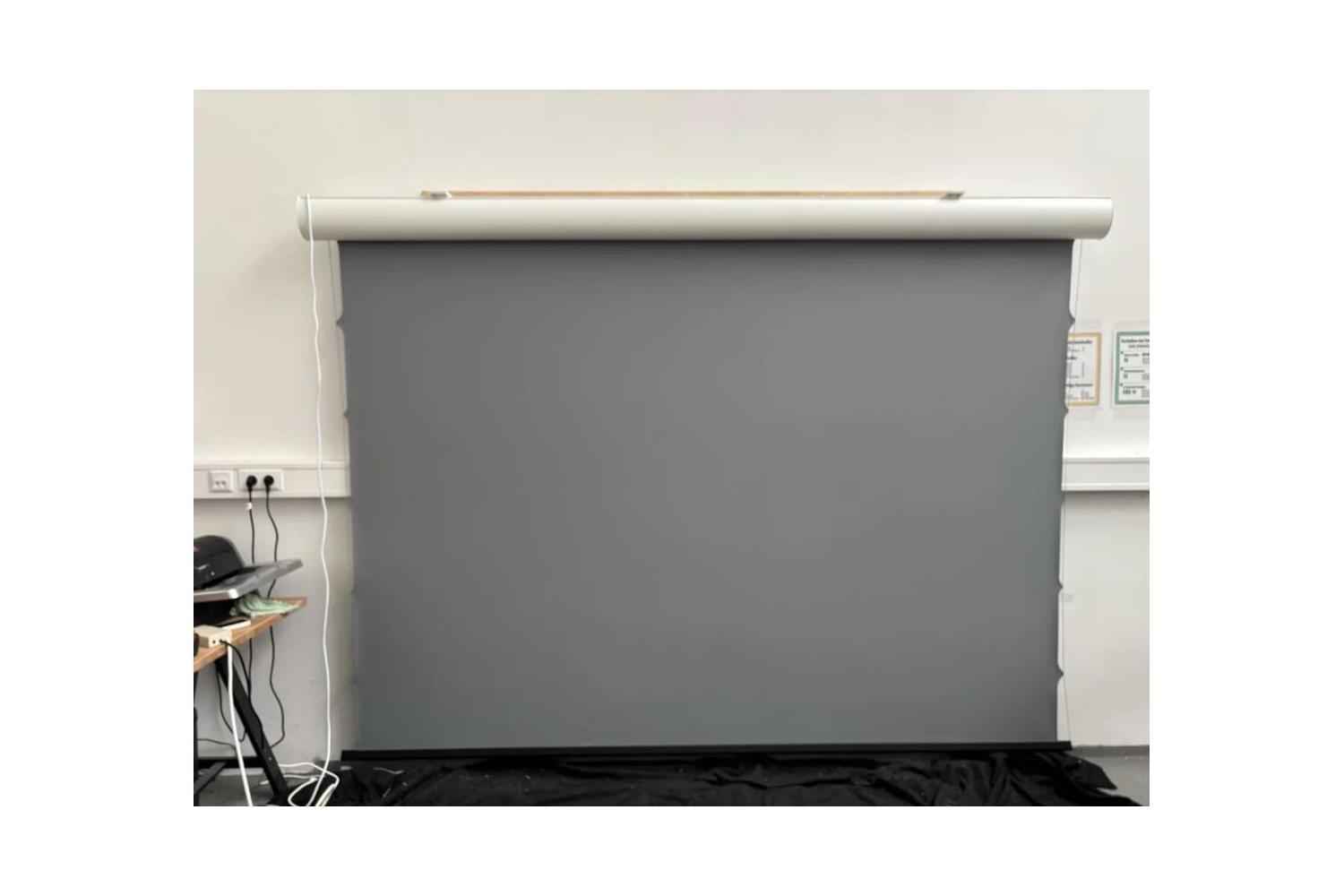 B-Ware LS Screens ApolloMotion Dark Motorleinwand 130 Zoll 4:3 bei unserer Prüfung