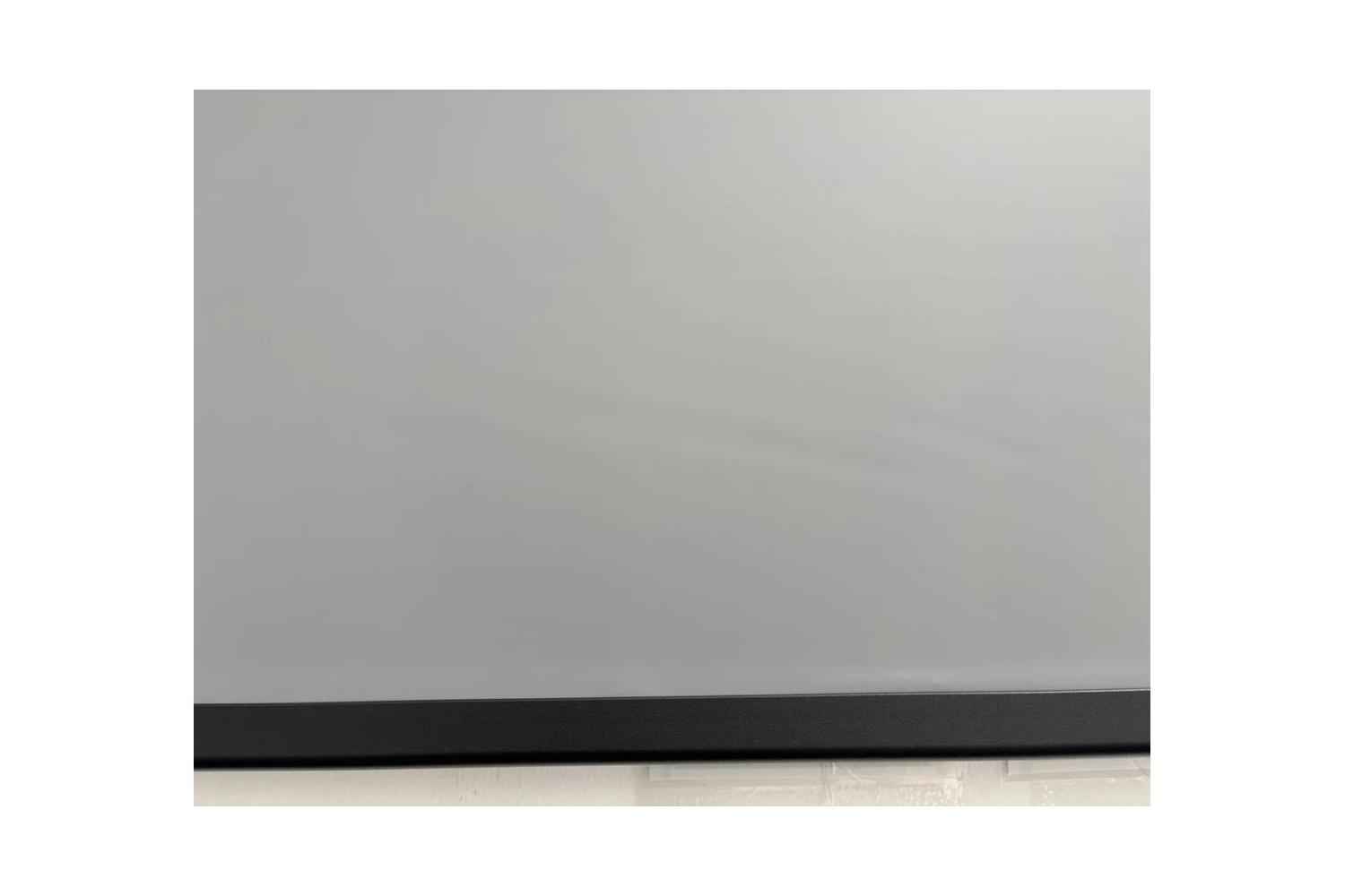 B-Ware LS Screens ApolloMotion Dark: Leichte Wellen im Tuch über der Abschlussleiste