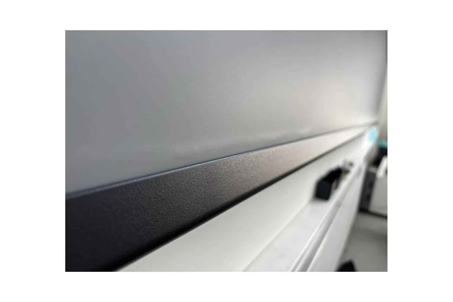 B-Ware LS Screens ApolloMotion Dark: Kleine Dellen im Tuch direkt über der Abschlussleiste
