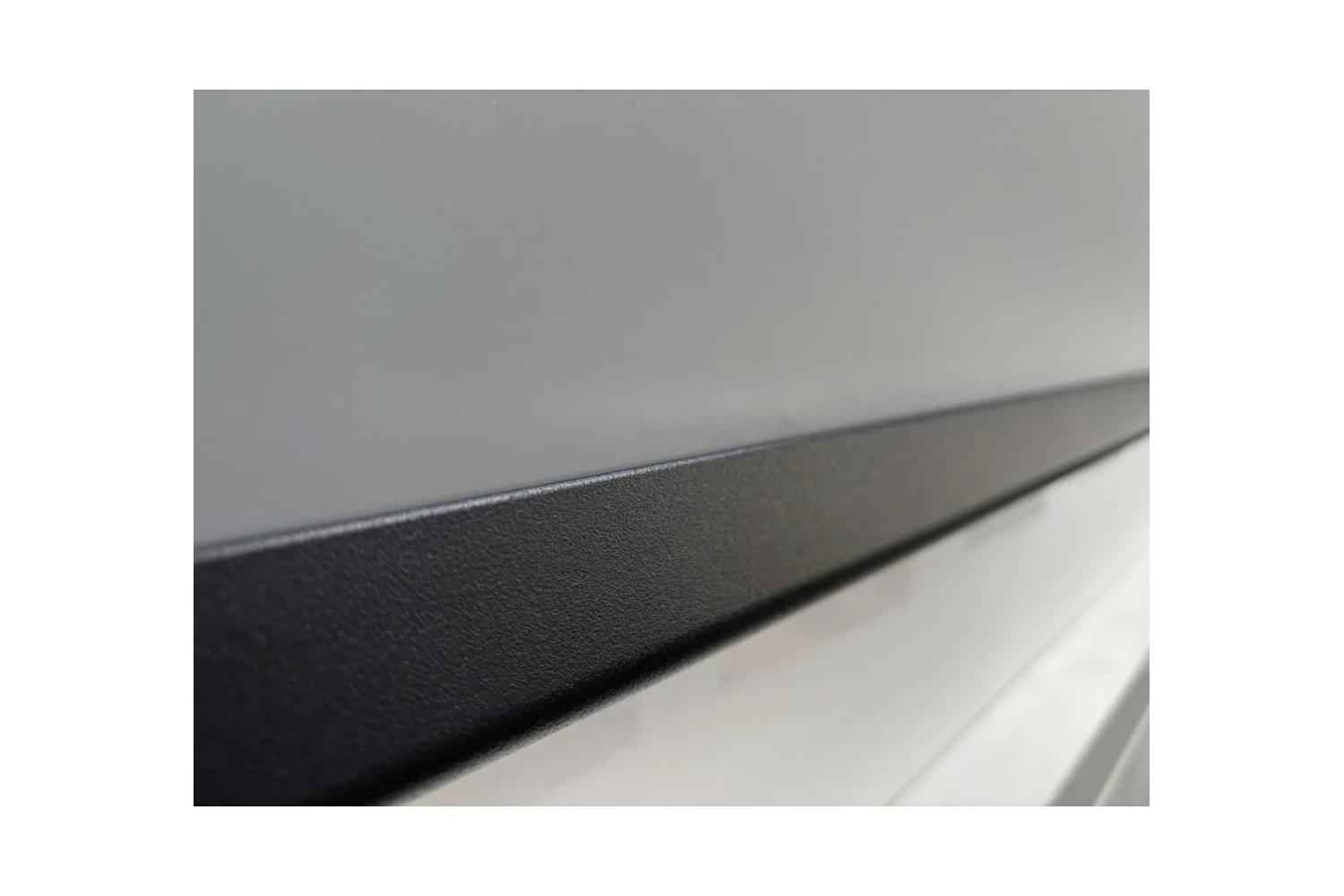 B-Ware LS Screens ApolloMotion Dark: Kleine Delle im Tuch direkt über der Abschlussleiste