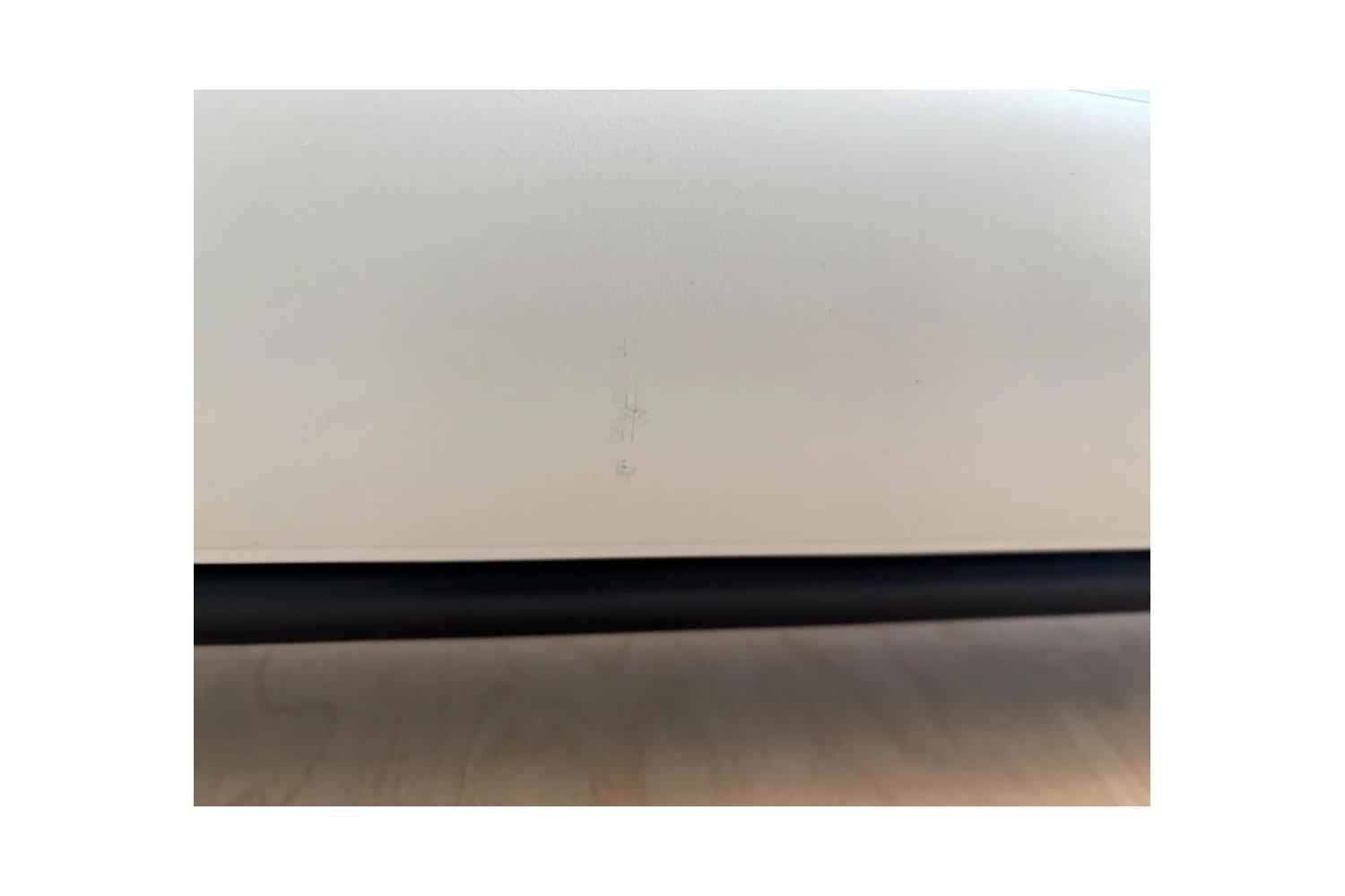 B-Ware LS Screens ApolloMotion Bright: Kleiner Kratzer am weißen Gehäuse
