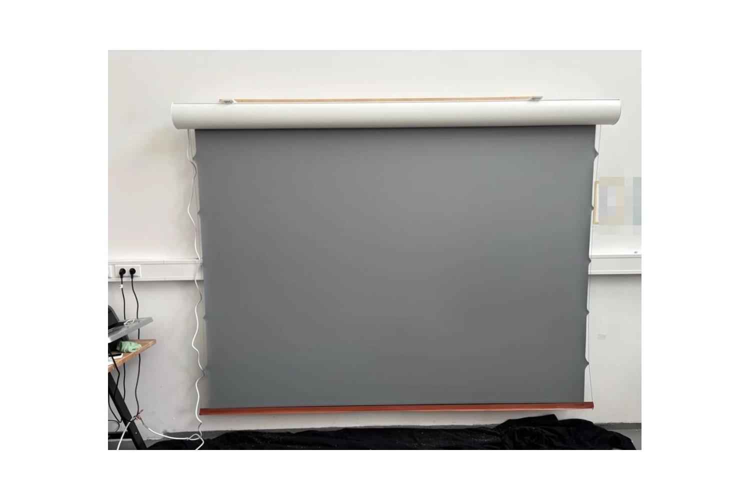 B-Ware LS Screens ApolloMotion Motorleinwand 110 Zoll bei unserer Prüfung