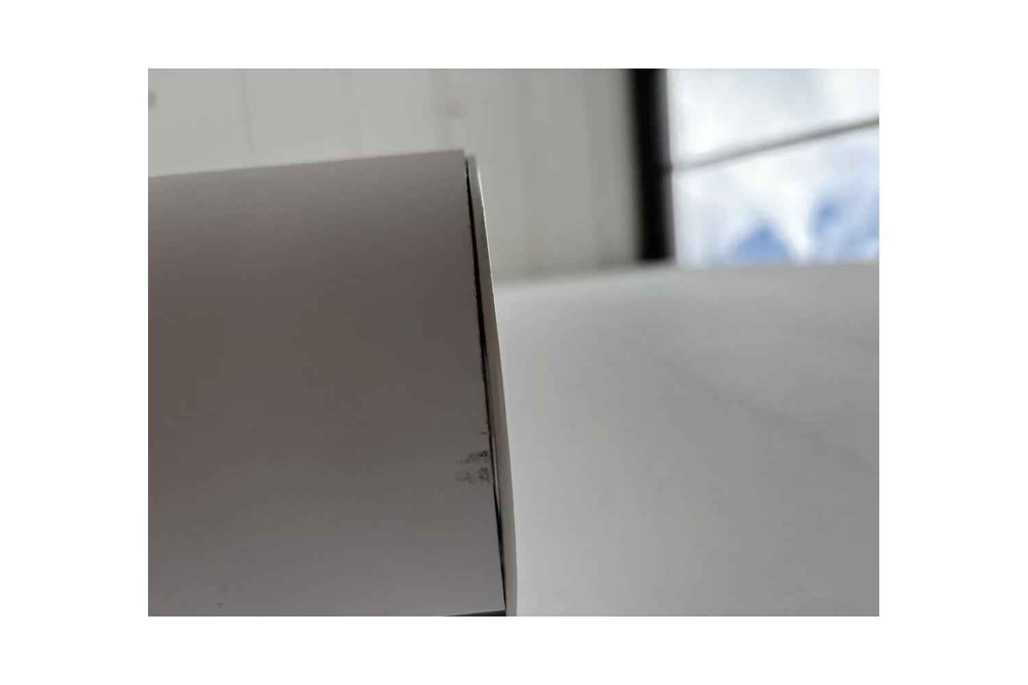 B-Ware LS Screens ApolloMotion Dark: Kratzer am rechten Gehäuseende