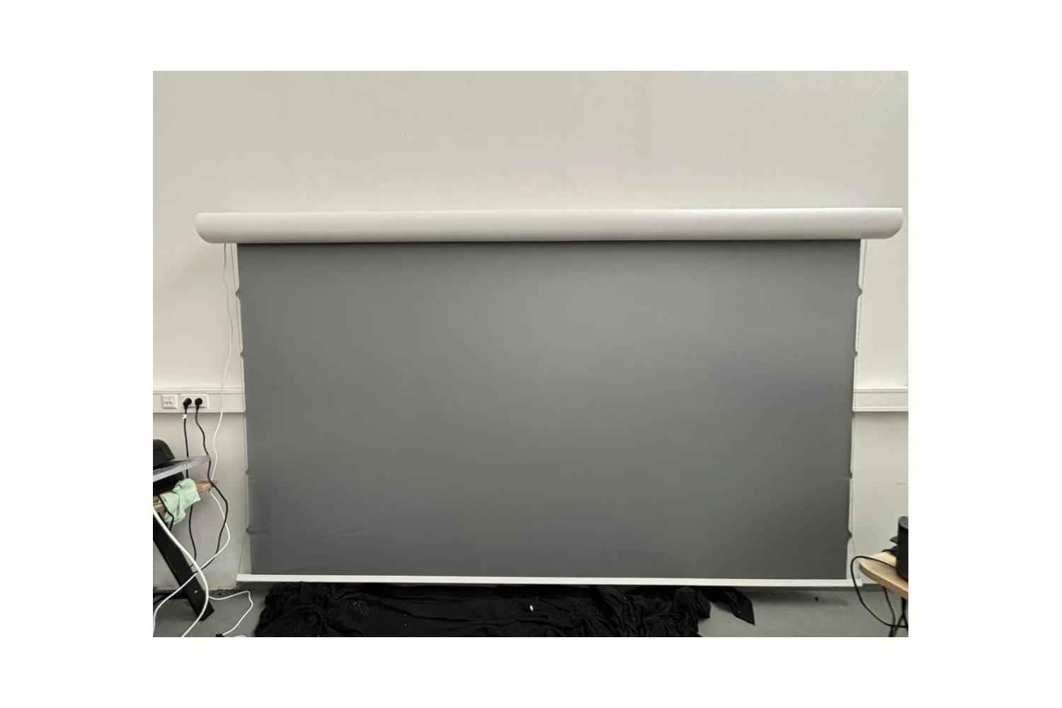 B-Ware LS Screens ApolloMotion Dark Motorleinwand 150 Zoll bei unserer Prüfung