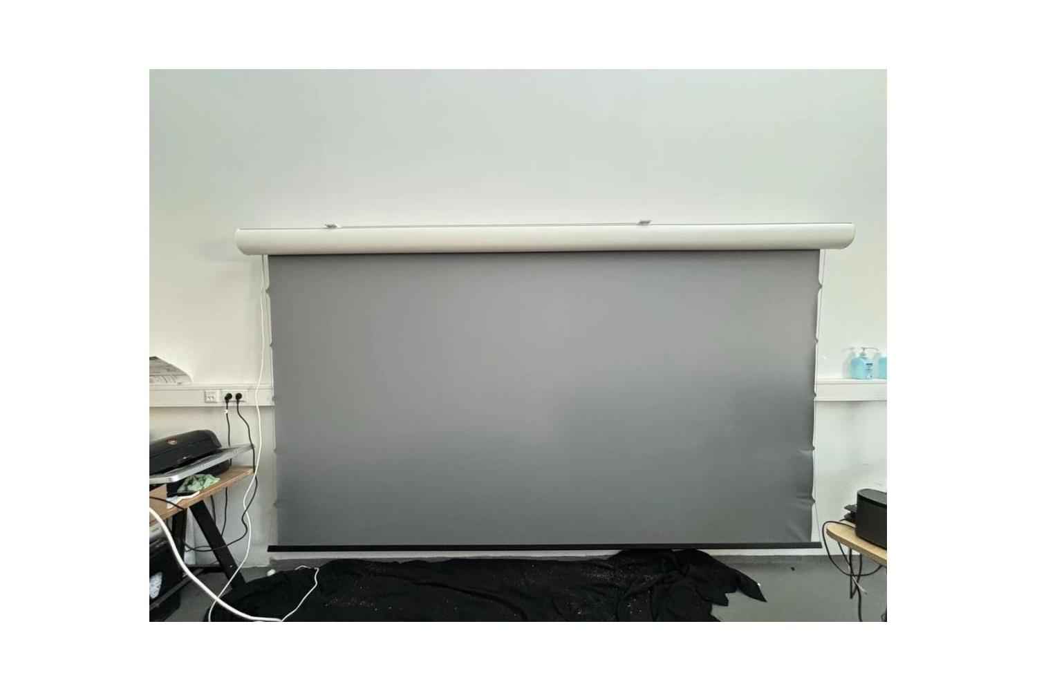 B-Ware LS Screens ApolloMotion Motorleinwand 150 Zoll bei unserer Prüfung