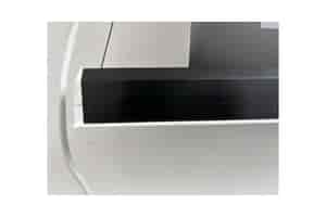 B-Ware celexon DARKVISION ALR Premium Plus Tension Motorleinwand: Helle Flecken auf der schwarzen Abschlussleiste