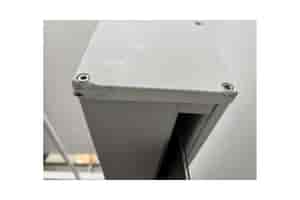 B-Ware celexon GREYVISION Premium Plus Tension Motorleinwand: Delle mit abgeriebener Farbe an der rechten Ecke des Gehäuses