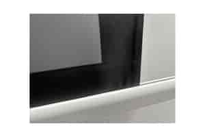B-Ware DELUXX Cinema Electric Tension Screen Darkvision: Kleine Wellen im schwarzen Rand in der unteren Ecke, direkt über der Abschlussleiste