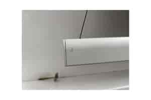 B-Ware DELUXX Cinema Electric Tension Screen Darkvision: Kratzer am linken Ende der Abschlussleiste