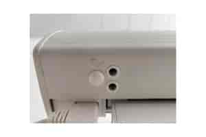 B-Ware DELUXX Cinema Electric Tension Screen: Fleck mit abgeriebener Stelle links am Gehäuse