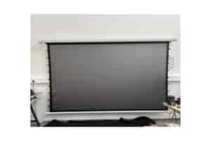 B-Ware DELUXX Cinema Electric Tension Screen Motorleinwand 135 Zoll bei unserer Prüfung