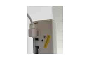 B-Ware DELUXX Cinema Electric Tension Screen: Riss an der Kante der linken Seitenkappe des Gehäuses