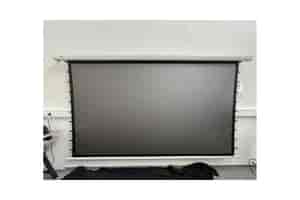 B-Ware DELUXX Cinema Electric Tension Screen Motorleinwand 135 Zoll bei unserer Prüfung