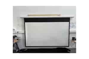 B-Ware Elite Screens Tension Electric Screen Motorleinwand 120 Zoll bei unserer Prüfung