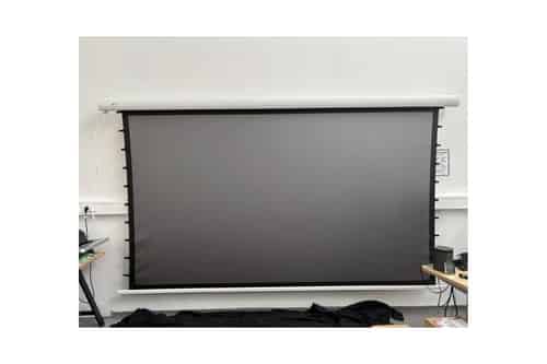 B-Ware DELUXX Cinema Electric Tension Screen Motorleinwand 135 Zoll bei unserer Prüfung