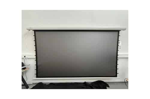 B-Ware DELUXX Cinema Electric Tension Screen Motorleinwand 135 Zoll bei unserer Prüfung