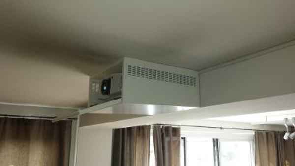 Heimkino Invisible - Sony HW55 in gemütlichem Wohnraum-Ambiente