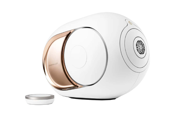 Weißer Lautsprecher mit goldenen Akzenten.