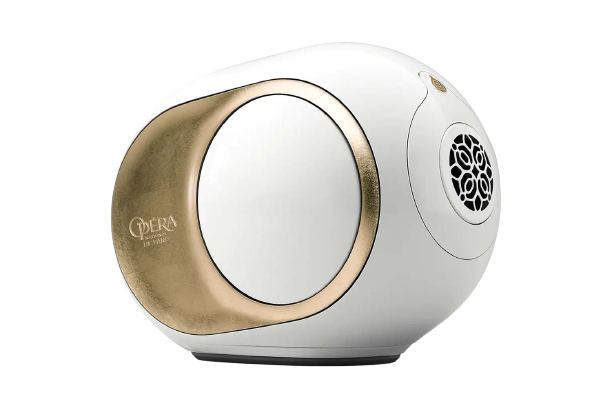 Weißer Lautsprecher mit goldenen Akzenten.