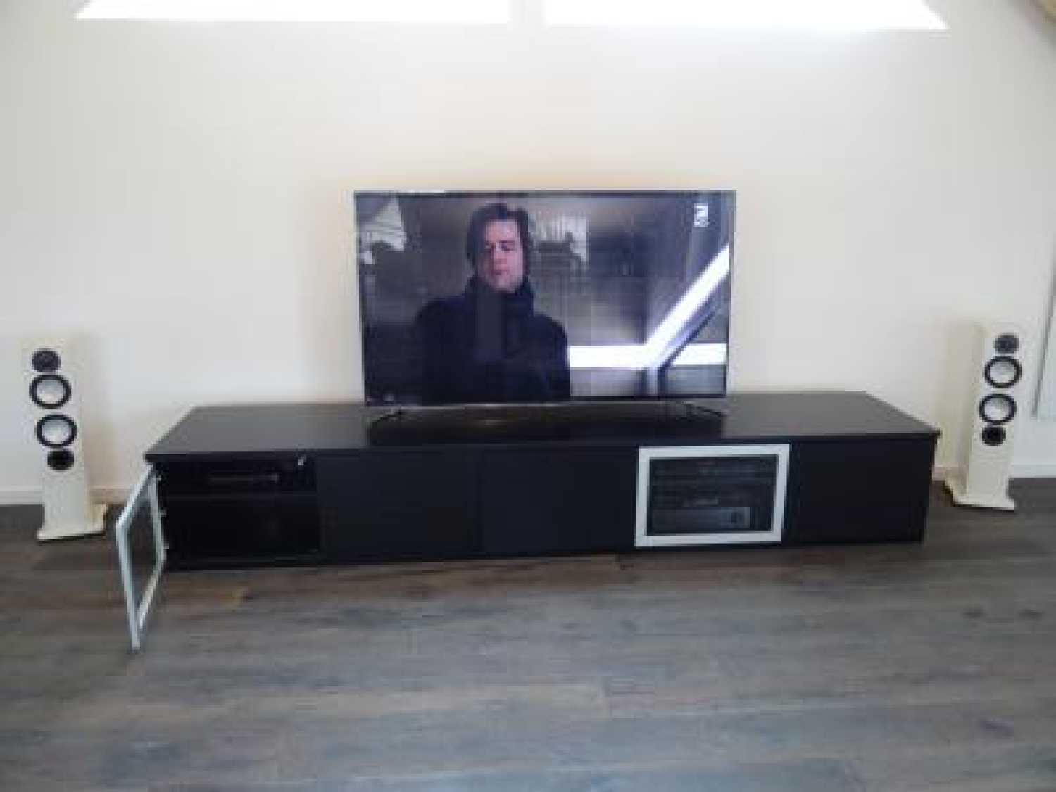 Heimkino Studio 75 in Köln - 75 Zoll Flat TV Lösung mit viel Klang 