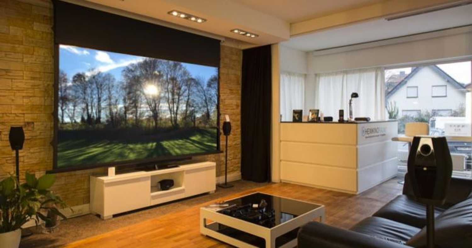 beamer im wohnzimmer  heimkinoraum zeigt wie es geht