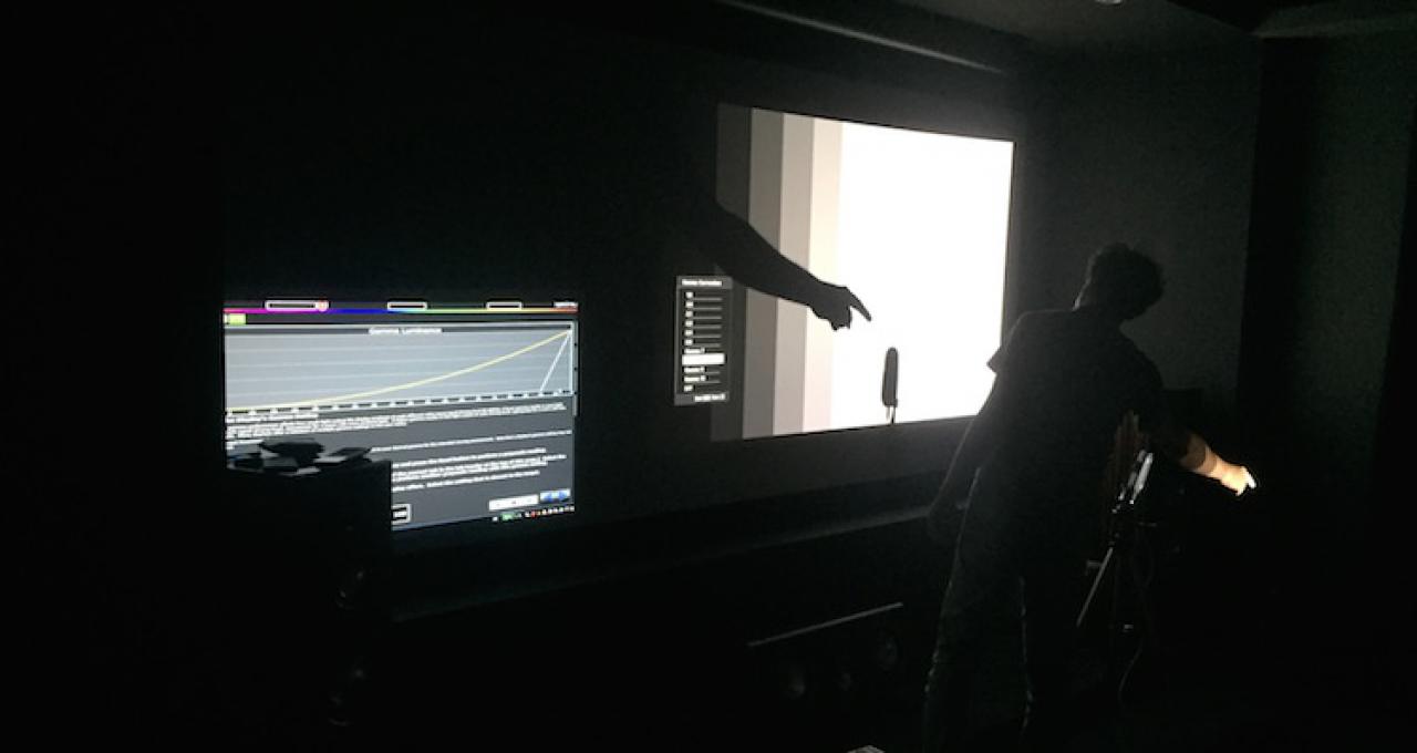 Ekki Schmitt, cine4home, bei der Kalibrierung