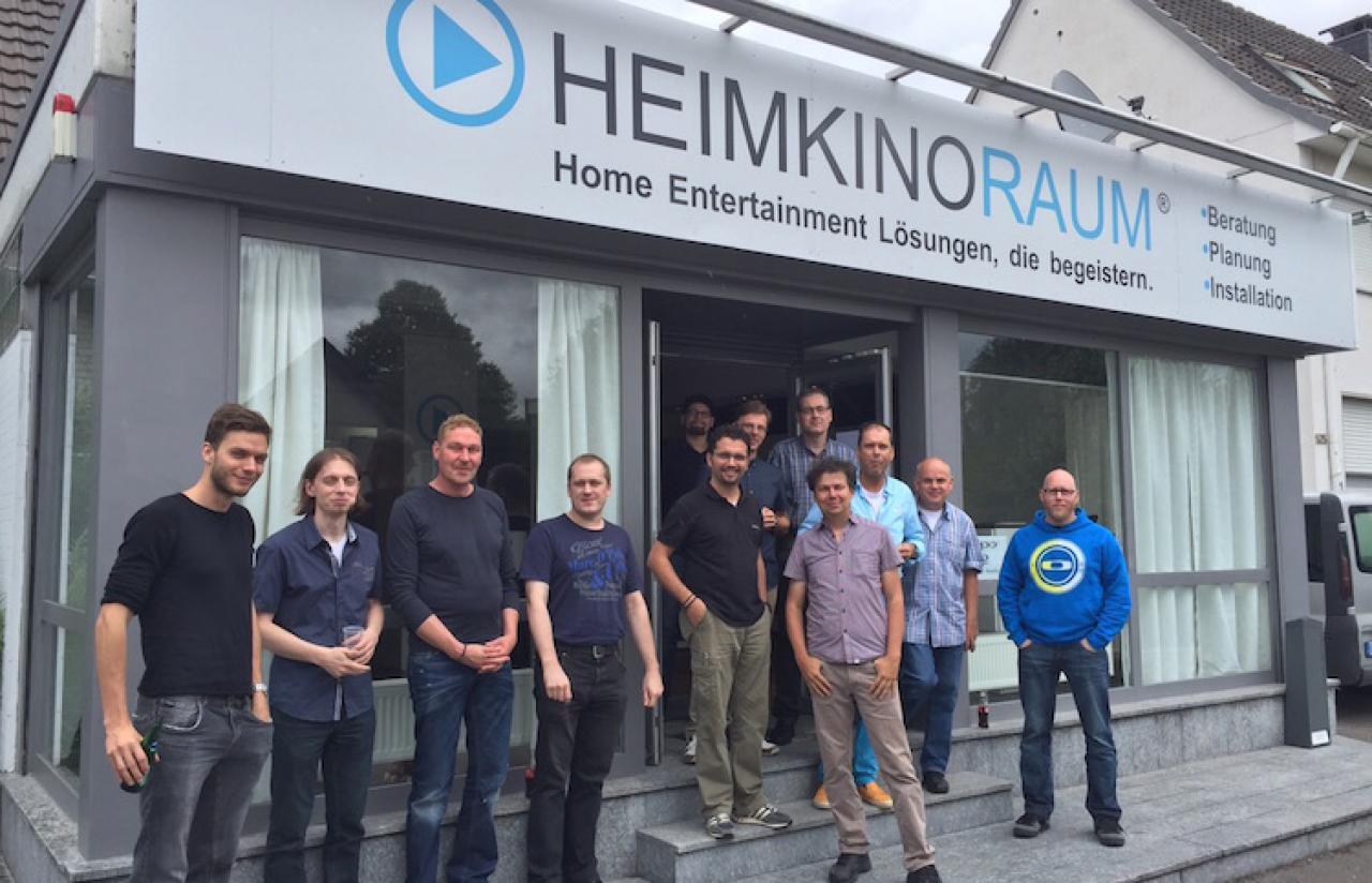 Gruppenfoto vom Team HEIMKINORAUM Köln, Cine4home und Besuchern