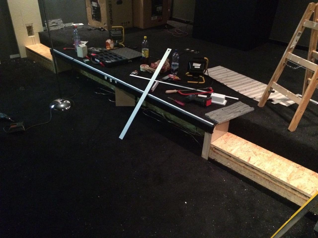 Das Podest 2.0 in komplett neuer Ausführung Bühnenbau mit Werkzeugen und Materialien, unvollständig.