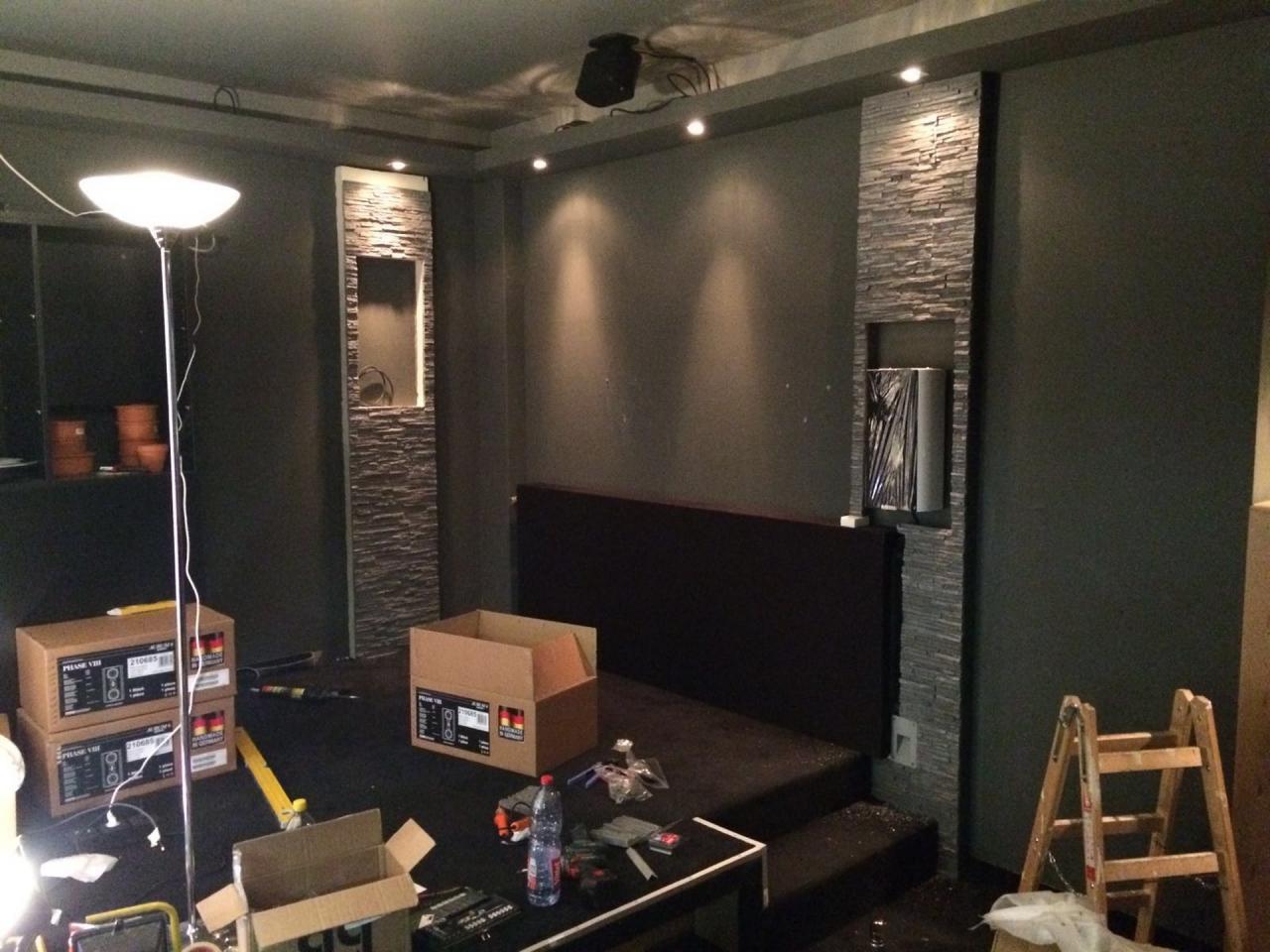 Das Excalibur nimmt langsam Gestalt an Heimkino im Bau mit Kartons und Leiter.