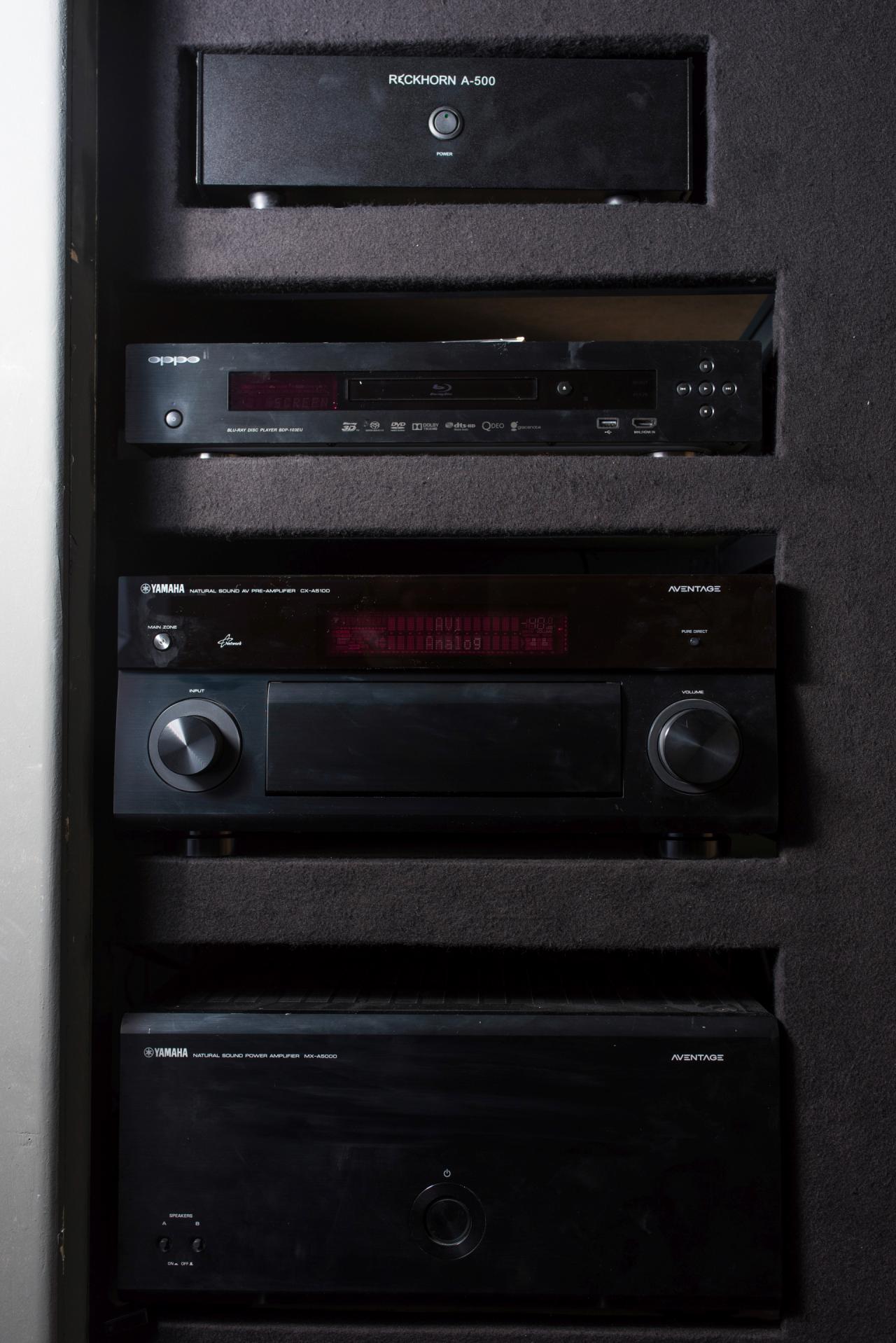 Die Technik wurde separat verbaut Audio- und Videogeräte in einem Regal.