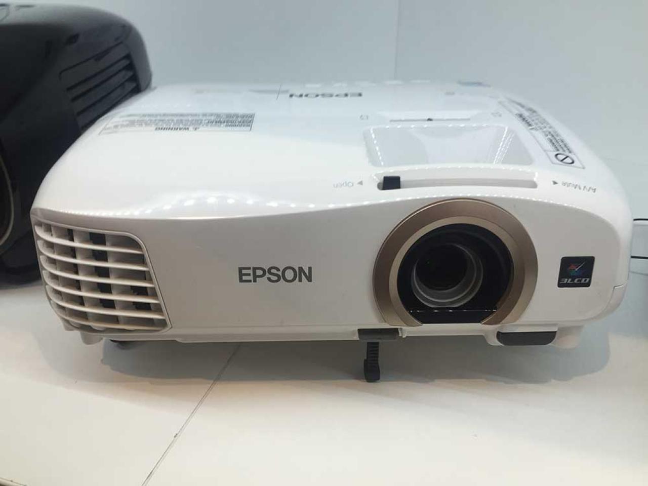 Epson EH-TW5350 Epson Projektor mit 3LCD-Technologie, Vorderansicht.