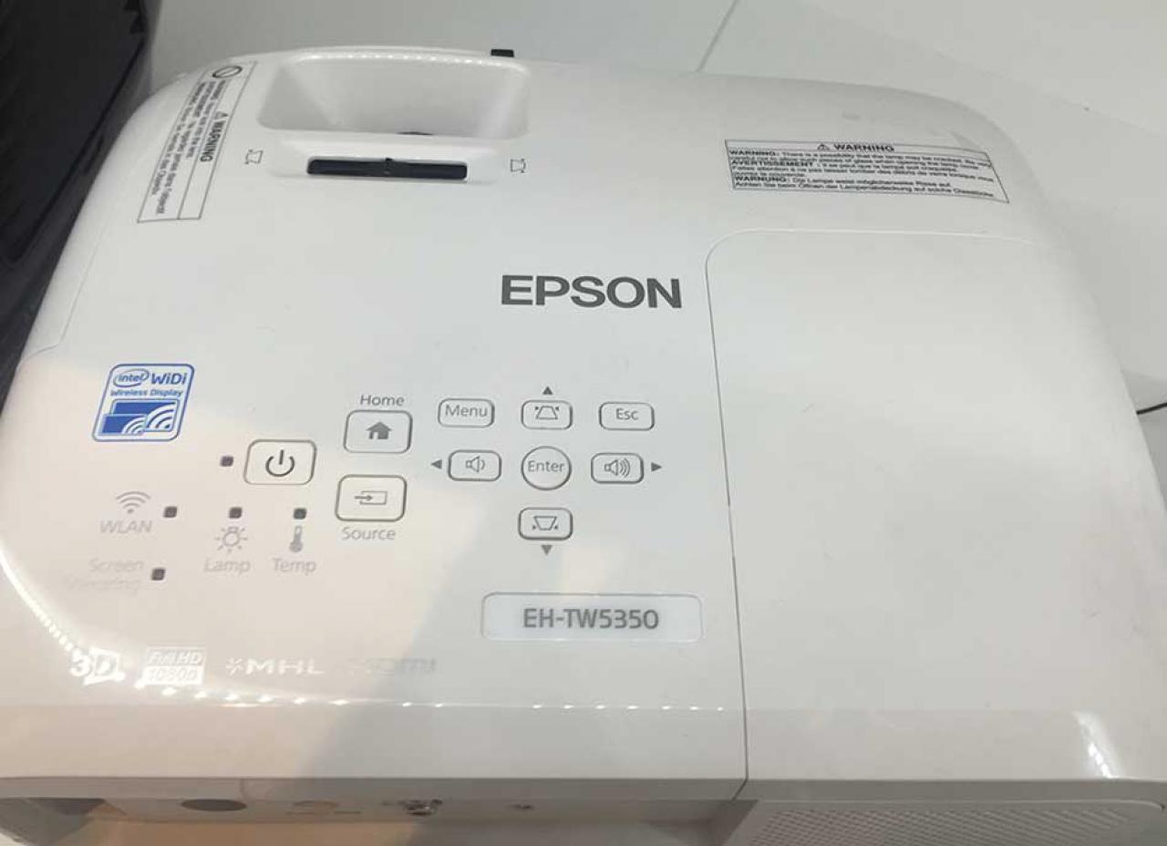 Epson EH-TW5350 Epson Projektor EH-TW5350 mit Bedienelementen.