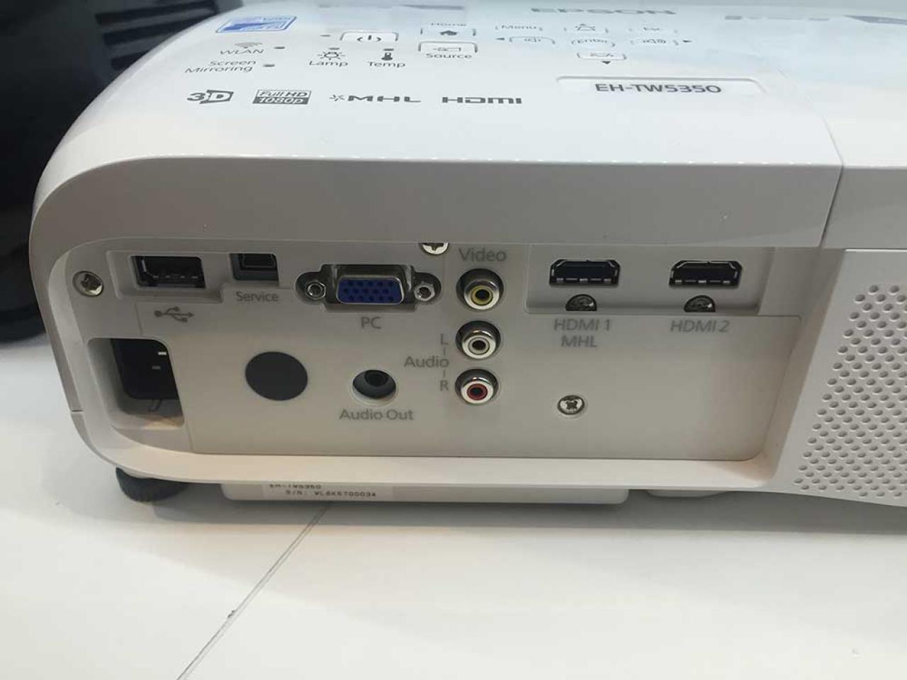 Epson EH-TW5300 Rückseite eines Projektors mit Anschlüssen.