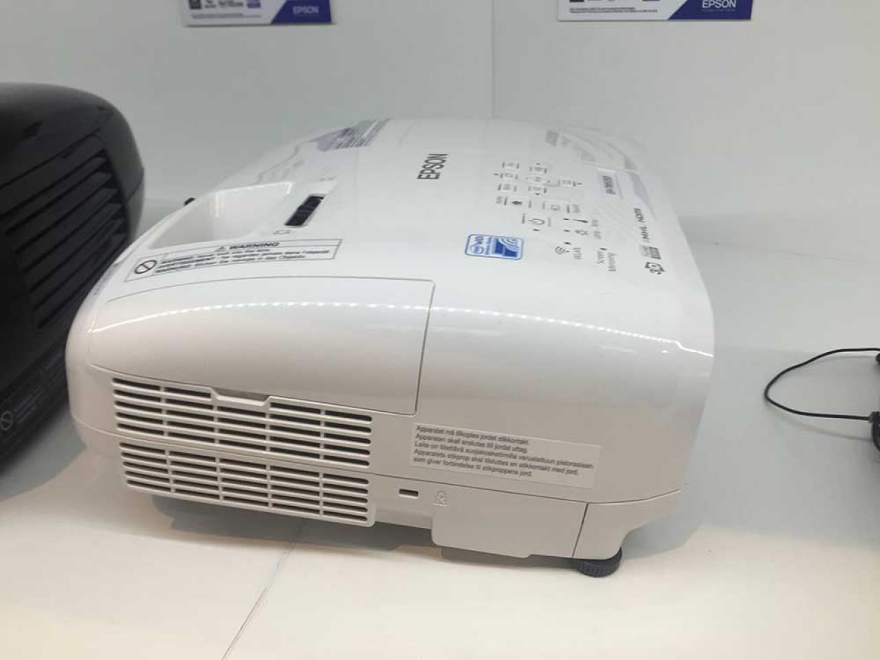 Epson EH-TW5210 Weißer Epson-Projektor auf einem Tisch.