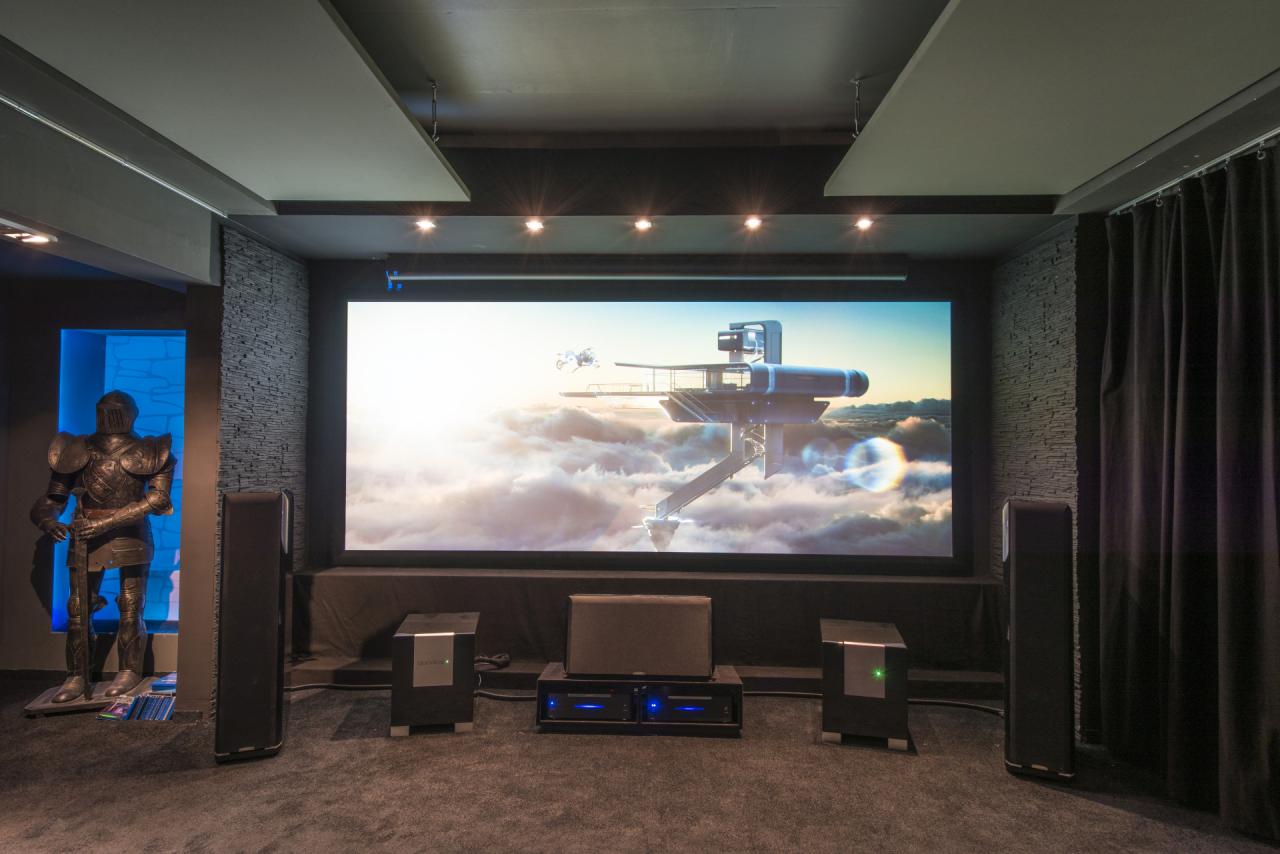 Großes Bild und beeindruckender Sound der Extraklasse Heimkino mit Leinwand und Ritterrüstung.