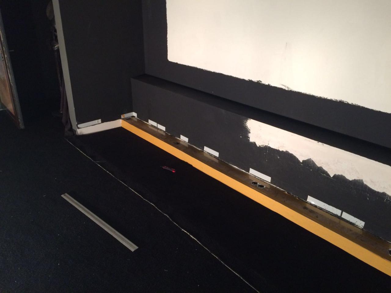 Stromversorgung und die durchdachte Kabelführung im Frontbereich Unfertige Wand mit schwarzem und weißem Anstrich.