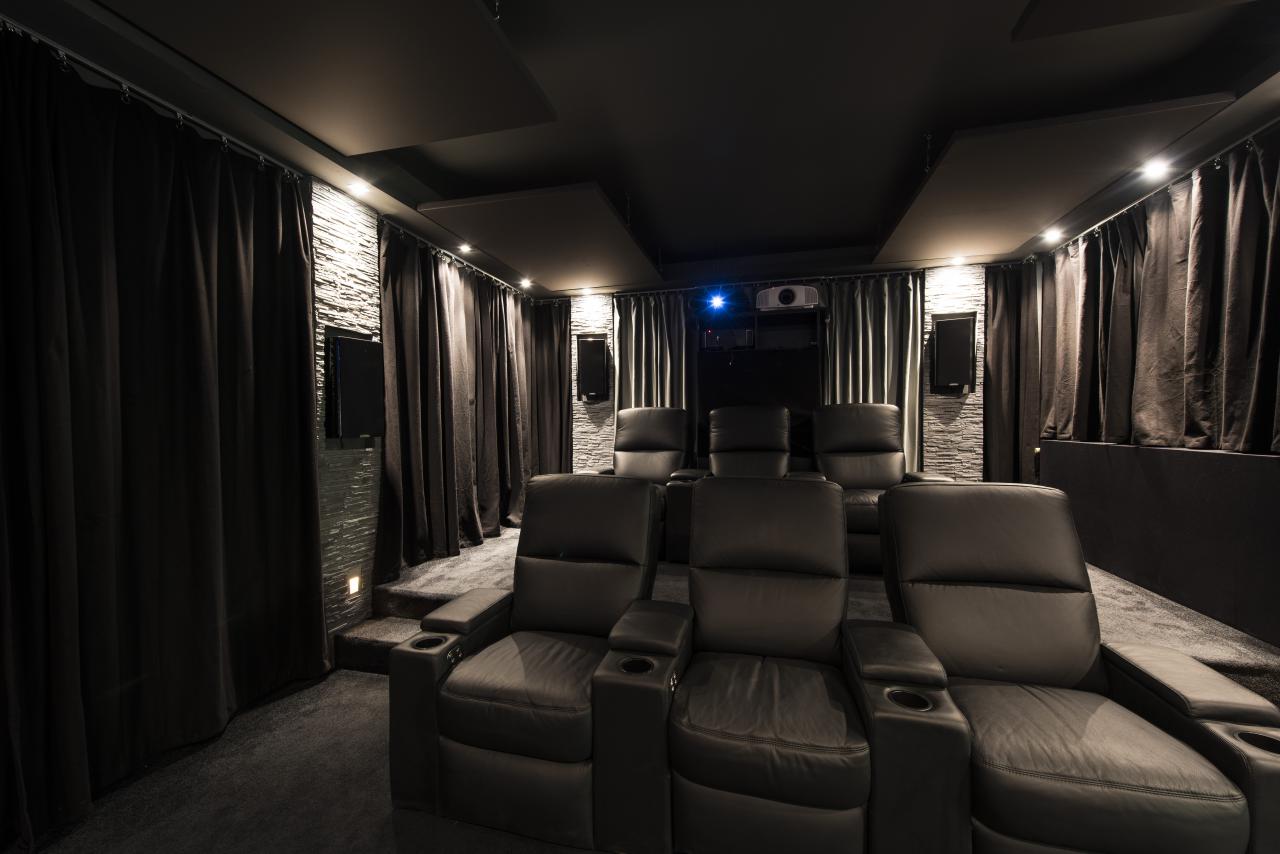 Nicht nur Bild und Ton Genuss, sondern auch Heimkino Perfektion für das Auge Heimkino mit Ledersesseln und Projektor.